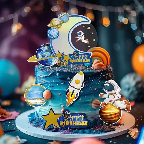 Verjaardagstaart met ruimte thema, met astronauten, planeten en raket toppers.