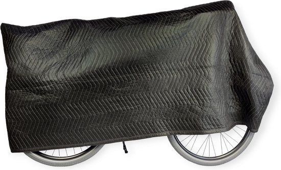 Zwarte, doorgestikte beschermdeken bedekt een fiets, met wielen zichtbaar.