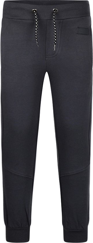 Donkerblauwe jongensbroek met trekkoord, elastische tailleband en manchetten. Naden op de knieën en een logo badge.