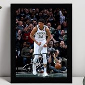 Giannis Antetokounmpo Ingelijste Handtekening – 15 x 10cm In Klassiek Zwart Frame – Gedrukte handtekening – NBA - Basketbal - Milwaukee Bucks - MVP - Greek Freak