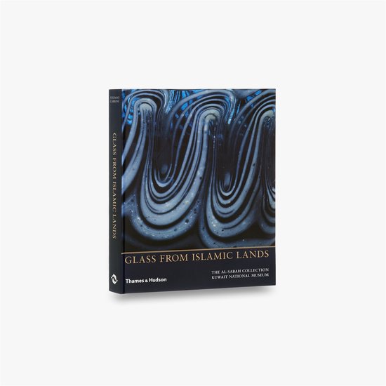 Boek 'Glass from Islamic Lands' met een donkerblauwe kaft en een afbeelding van golvend glaswerk in blauw-grijze tinten.