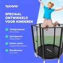 Jongen in blauw shirt en beige broek springt in een zwarte trampoline met veiligheidsnet, met Tycano logo en tekst 'Speciaal ontwikkeld voor kinderen'.
