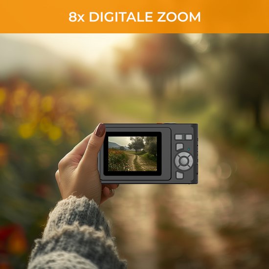 Hand houdt een zwarte camera vast die een landschapsfoto toont op het scherm. Tekst: '8x DIGITALE ZOOM'.
