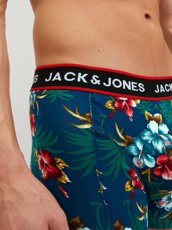 Close-up van donkerblauwe Jack & Jones boxershorts met bloemenprint en rode merknaam op de band.