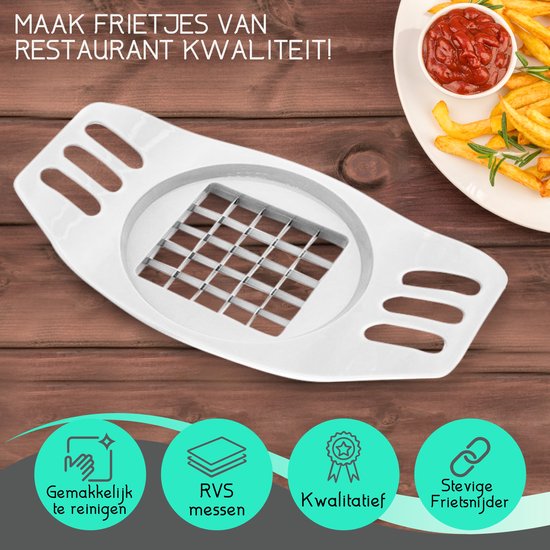 Witte frietsnijder met metalen rooster, op een houten tafel met frietjes en ketchup.