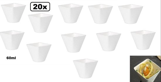 20x witte 60ml amuse cups, vierkant met schuine zijden, één gevuld met hapje.
