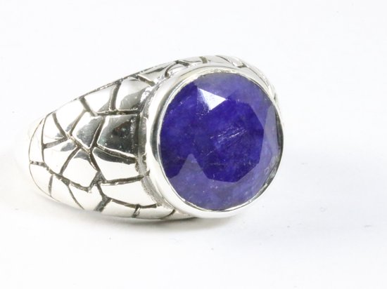 Zware bewerkte zilveren ring met blauwe saffier - maat 22
