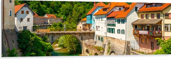 Dibond - Huizen - Water - Brug - Kleuren - Rivier - Bergen - 150x50 cm Foto op Aluminium (Wanddecoratie van metaal)