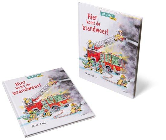 Twee boeken 'Hier komt de brandweer!' op witte achtergrond. Eén staat rechtop, de ander ligt plat. Illustratie met brandweerwagen.