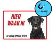 Waakbord/ magneet | "Hier waak ik" | Labrador Retriever | 30 x 20 cm | Dikte: 0,8 mm | Waakhond | Hond | Chien | Dog | Betreden op eigen risico | Rechthoek | Witte achtergrond | 1 stuk