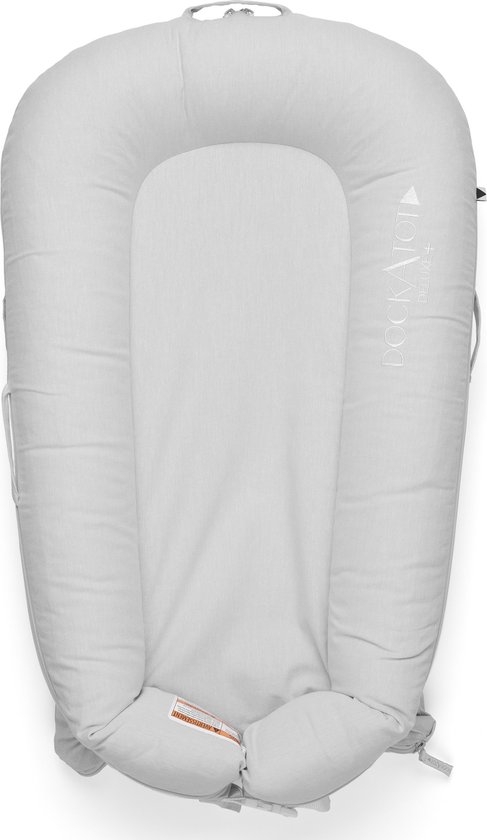 Grijs DockATot Deluxe babynestje van bovenaf gezien, met merklogo.