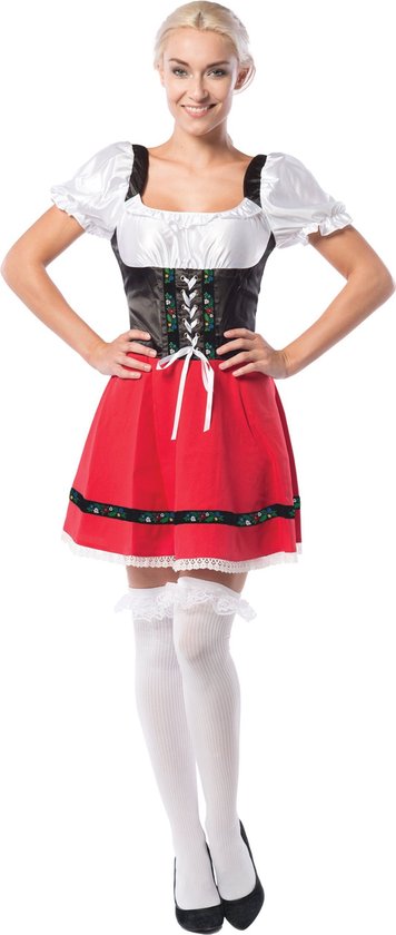 Vrouw in rode dirndl met zwart korset, witte pofmouwtjes en witte kousen.