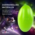 Groene ovale Dog Comets hondenbal op een achtergrond met een hond in een ruimtepak.