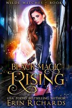 Wilde Witches 1 - Black Magic Rising: Een vrouw in een zwarte leren outfit, met magie in haar handen, staat op een straat met een volle maan.