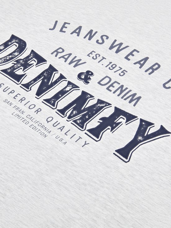 Lichtgrijs T-shirt met blauwe tekst: JEANWEAR CO. EST.1975 RAW & DENIM DENIMFY SUPERIOR QUALITY SAN FRANCISCO, CALIFORNIA / U.S.A. LIMITED EDITION.