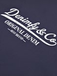 Donkerblauw t-shirt met witte tekst: "Denimfy & Co", "ORIGINAL DENIM", "BEST BRAND".