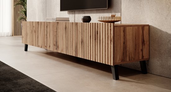 Dressoir met verticale houten lamellen in eikenlook en zwarte pootjes. Gemonteerd met een tv.