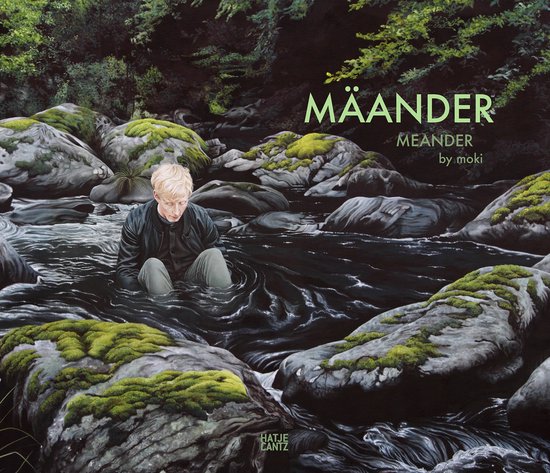Een man zit in een donkere, stromende rivier omringd door rotsen begroeid met mos. De titel 'MÄANDER MEANDER by moki' staat in groene letters.