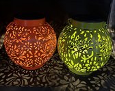 Metaal solarlamp lantaarn met " open gewerkt bloem motief" - Set van 2 stuks - groen & oranje - staand en hangend model - hoogte 22 x 15 x 8 cm - Tuindecoratie - Tuinverlichting