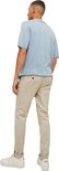 Man met korte mouwen lichtblauwe polo en beige chino.