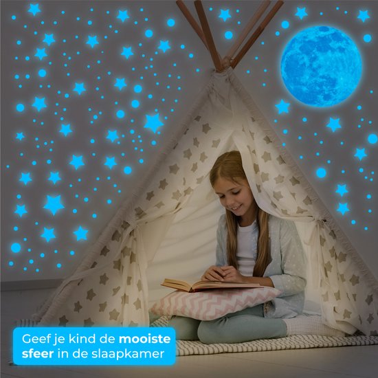 Een meisje leest een boek in een tipi, omringd door blauwe lichtgevende sterren en stippen. Een maan hangt aan de muur.