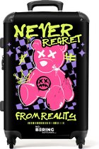 NoBoringSuitcases.com® - Koffer groot - Rolkoffer lichtgewicht - Slogan 'Never Regret' met teddybeer als graffiti - Reiskoffer met 4 wielen - Grote trolley XL - 20 kg bagage