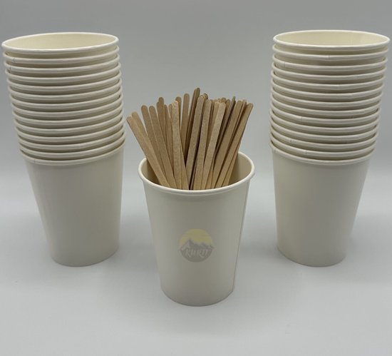 Drie witte papieren koffiebekers, één met houten roerstaafjes en 'KURTT' logo.