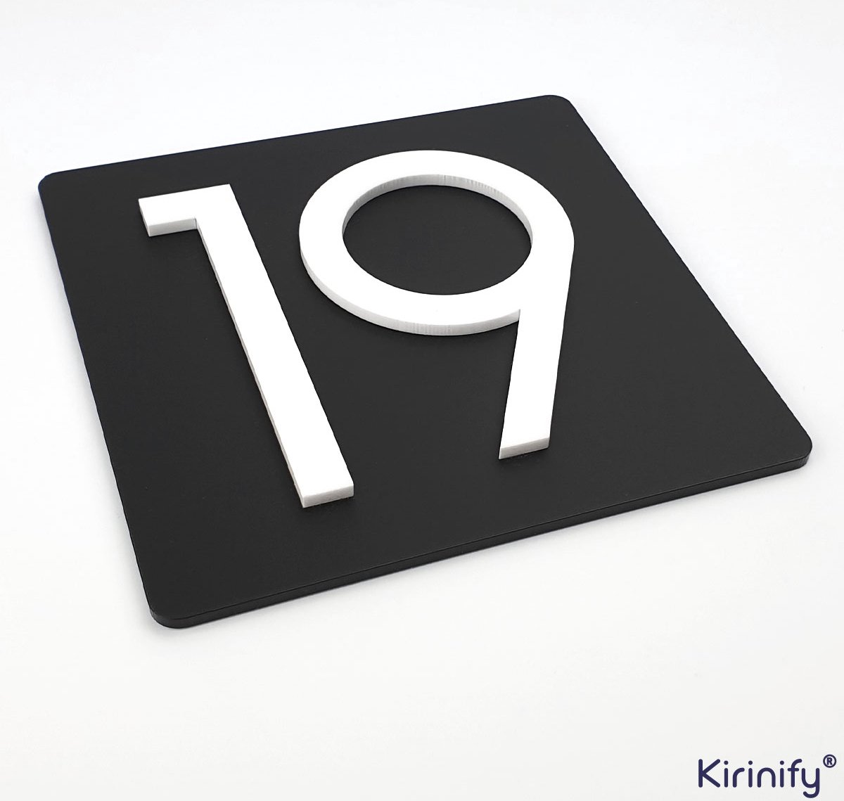Kirinify - 3D Huisnummerbord 12x12cm zwart met witte cijfers - Inclusief bevestiging - Kies je eigen huisnummer en lettertype