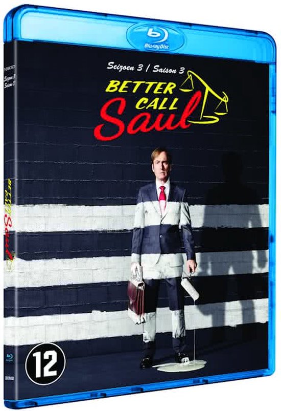 Blu-ray hoes van Better Call Saul Seizoen 3. Een man in een gestreept pak met rode das staat voor een muur van zwarte en witte strepen.