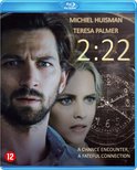 De filmcover van 2:22 toont een man met baard en een vrouw. Op de achtergrond een klok en de tekst 'A chance encounter, a fateful connection'.
