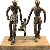 beeld happy familie Joy gemaakt van aluminium en hout - koper/ brons kleur - 22x8x23 cm