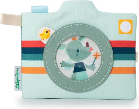 Lichtgroen babyboekje in camera-vorm met gekleurde strepen en een drakenillustratie.