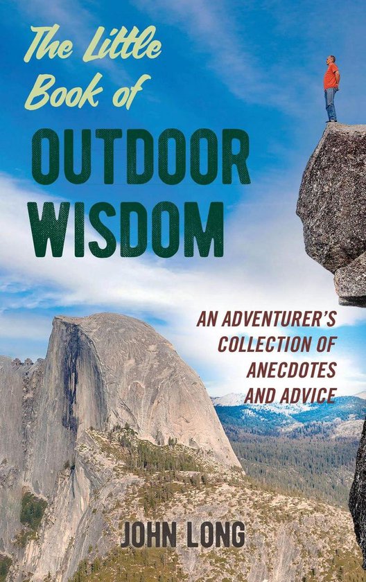 Boek "The Little Book of Outdoor Wisdom" met een man die op een rots staat met uitzicht op bergen. Tekst: The Little Book of Outdoor Wisdom. John Long.