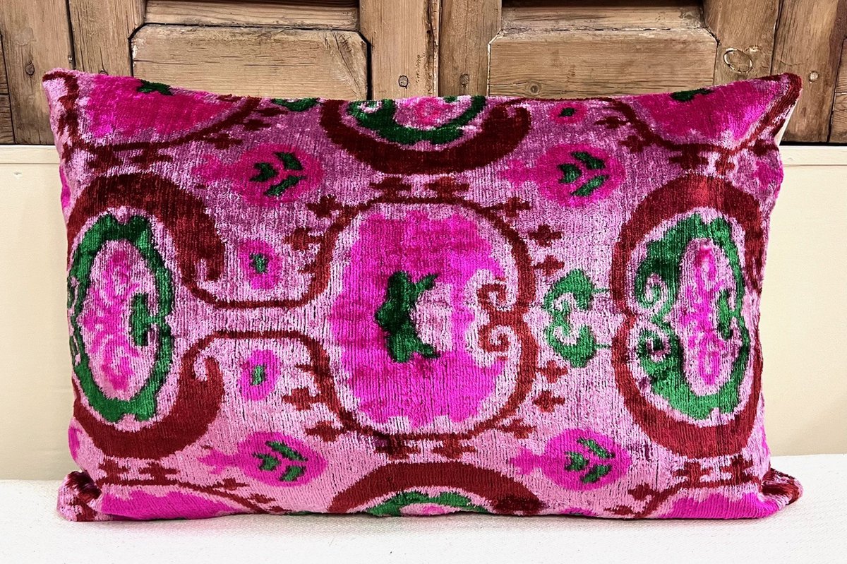 Ikat Velvet kussen 60cm x 40cm. Velours fluweel zacht. Levering sierkussen inclusief vulling.