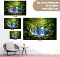 Waterval in een groen bos, met mos en varens, in verschillende formaten verkrijgbaar.