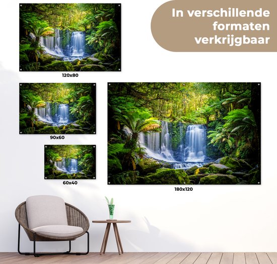 Waterval in een groen bos, met mos en varens, in verschillende formaten verkrijgbaar.