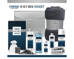 Geschenkset "Vandaag is het jouw feestje!" - 8 Producten - 1325 Gram - Triomf Cosmetica | Giftset voor hem Luxe cadeaubox man Zilver Fleece deken grijs Verjaardag Jubileum Pensioen Wellness Pakket Cadeau set Afscheidsfeest werk Vriend Collega Blauw