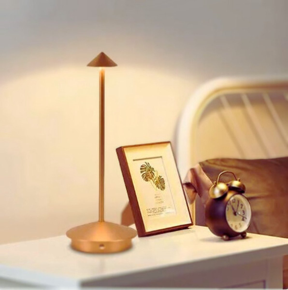 ArrowIlluminate LightDista - Gouden Oplaadbare Tafellamp - Dimbare LED - Draadloze Terras- en Bureaulamp
