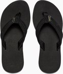 Paar zwarte Reef Cushion Breeze teenslippers met logo.