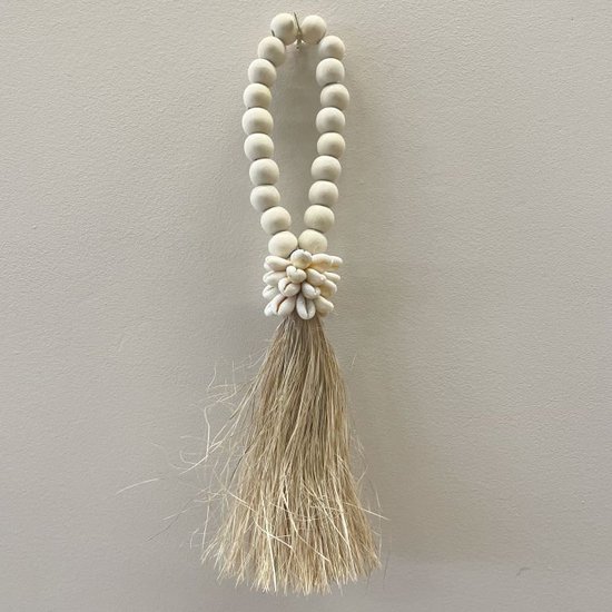 Foto: Hanger kraal cowrie gras 31 cm ibiza style woonaccessoires woonaccessoire wit naturel schelpen gras kralen decoratief wandhanger wand hanger summer vibes vibe zomer sfeer natuurlijk woonslinger woon wonen mooi