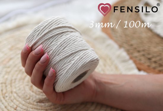 Een hand met roze nagels houdt een rol crème macramé touw van 3 mm x 100 m vast, met een Fensilo logo.