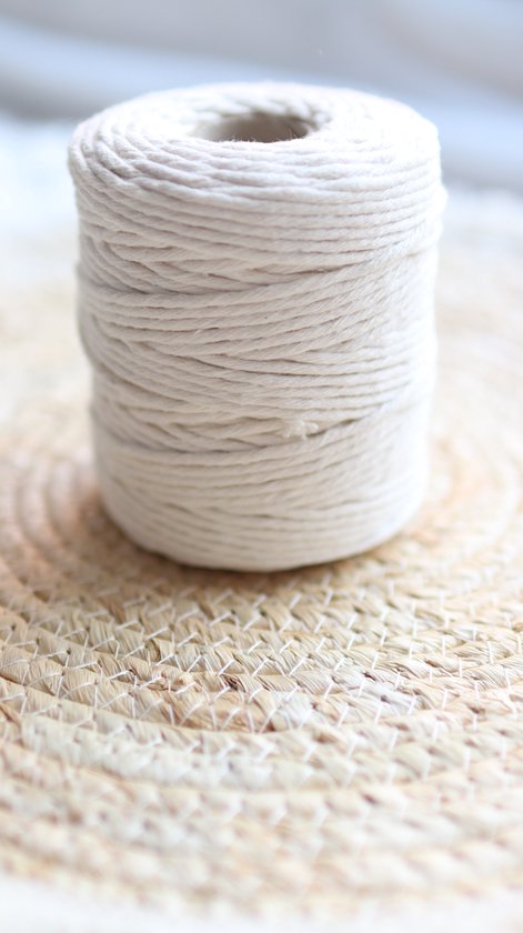 Close-up van een rol crème macramé touw, zachtjes gedraaid.