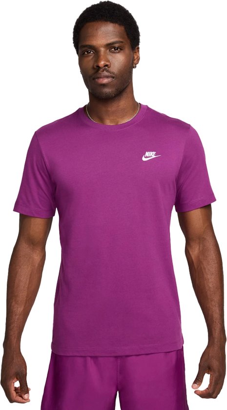 Nike sportswear club t-shirt in de kleur paars.
