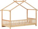Bedframe van licht hout in de vorm van een huis, met spijlen aan drie zijden en een lattenbodem.