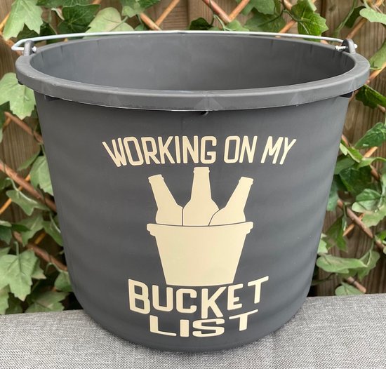 Donkere emmer met tekst "WORKING ON MY BUCKET LIST" en opdruk van een emmer met flessen.