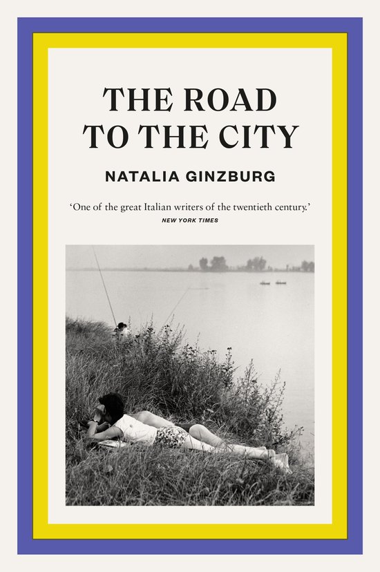 Boekhoes met 'The Road to the City' van Natalia Ginzburg. Een vrouw ligt op haar zij in gras aan de oever van een rivier, met een visser op de achtergrond.