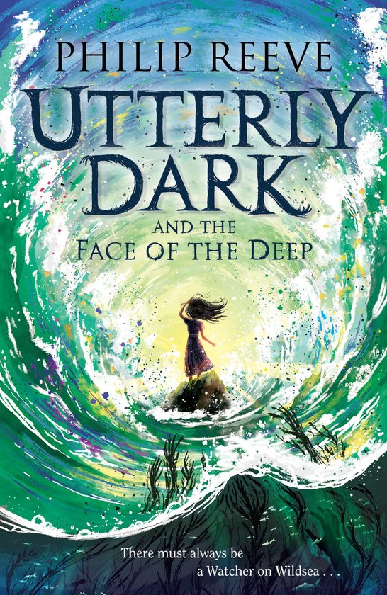 Boek 'Utterly Dark and the Face of the Deep' van Philip Reeve. Een meisje staat op een rots in een kolkende, groene zee, omringd door spetters.