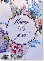 Hoera 90 Jaar! Luxe verjaardagskaart - 12x17cm - Gevouwen Wenskaart inclusief envelop - Leeftijdkaart