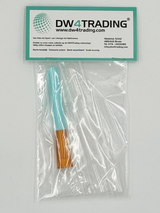 Une spatule bleu clair avec manche orange dans son emballage en plastique.