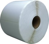 Een rol witte, blanco labels op een witte achtergrond, gezien vanaf de zijkant.